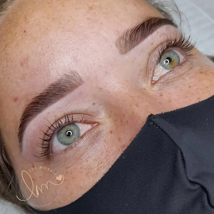 Design personalizado de sobrancelha com henna